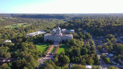 Toma-Aérea-Del-Edificio-Del-Capitolio-Del-Estado-De-Kentucky-En-Frankfort,-Kentucky