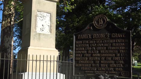 Tumba-Y-Lugar-De-Entierro-Del-Pionero-Histórico-Estadounidense-Daniel-Boone-Cerca-De-Frankfort,-Kentucky