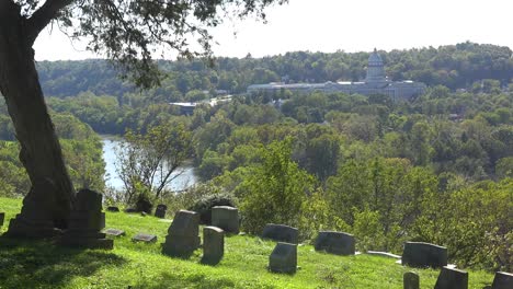 Toma-De-Establecimiento-Del-Edificio-Del-Capitolio-Del-Estado-De-Kentucky-En-Frankfort,-Kentucky-Con-El-Cementerio-En-Primer-Plano