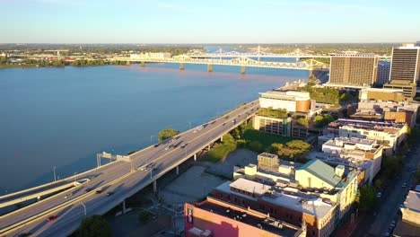 Toma-Aérea-Del-Distrito-Comercial-Del-Centro-Y-Del-Río-Ohio-En-Louisville,-Kentucky