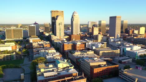 Toma-Aérea-Del-Distrito-Comercial-Del-Centro-De-Louisville,-Kentucky