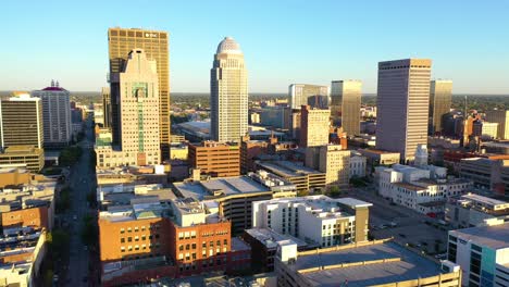 Toma-Aérea-Del-Distrito-Comercial-Del-Centro-De-Louisville,-Kentucky