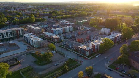 Se-Está-Construyendo-Una-Atractiva-Vivienda-Asequible-Aérea-En-Un-área-Urbana-Cerca-De-Louisville,-Kentucky