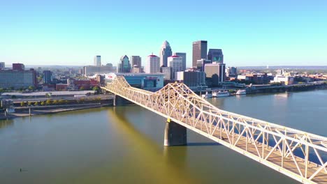 Toma-Aérea-Del-Distrito-Comercial-Del-Centro-Y-Del-Puente-Del-Río-Ohio-En-Louisville,-Kentucky