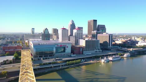 Toma-Aérea-Del-Distrito-Comercial-Del-Centro-Y-Del-Puente-Del-Río-Ohio-En-Louisville,-Kentucky