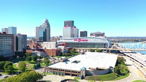 Toma-Aérea-Del-Distrito-Comercial-Del-Centro,-El-Centro-Kfc-Y-El-Puente-Del-Río-Ohio-En-Louisville,-Kentucky