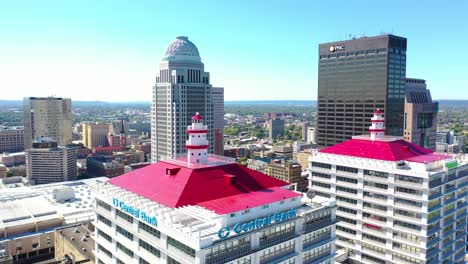 Estructuras-De-Faros-Aéreos-En-La-Parte-Superior-Del-Edificio-Del-Banco-Central-En-El-Centro-De-Louisville-Kentucky