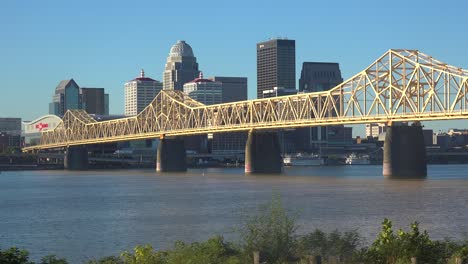 Buena-Toma-De-Establecimiento-De-Louisville,-El-Horizonte-Del-Centro-De-Kentucky,-Con-El-Puente-Conmemorativo-George-Rogers-Clark-En-Primer-Plano