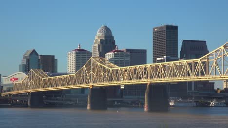 Buena-Toma-De-Establecimiento-De-Louisville,-El-Horizonte-Del-Centro-De-Kentucky,-Con-El-Puente-Conmemorativo-George-Rogers-Clark-En-Primer-Plano