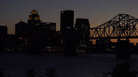 Buenas-Noches-Estableciendo-Una-Toma-De-Louisville,-El-Horizonte-Del-Centro-De-Kentucky,-Con-El-Puente-Conmemorativo-George-Rogers-Clark-En-Primer-Plano