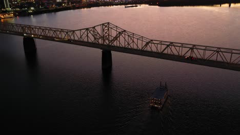 Buen-Anochecer-Toma-Aérea-De-Establecimiento-De-Louisville,-Horizonte-Del-Centro-De-Kentucky,-Con-El-Puente-Conmemorativo-George-Rogers-Clark-En-Primer-Plano