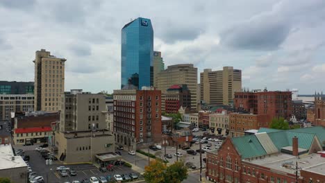 Toma-Aérea-Ascendente-Del-Horizonte-Del-Distrito-Comercial-Del-Centro-De-Lexington,-Kentucky