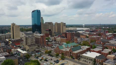 Toma-Aérea-Del-Horizonte-Del-Distrito-Comercial-Del-Centro-De-Lexington,-Kentucky