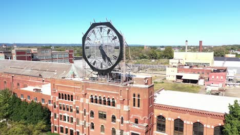 Antenne-Einer-Alten-Uhr-An-Der-Fassade-Einer-Alten-Verlassenen-Amerikanischen-Fabrik-In-Der-Nähe-Von-Jeffersonville,-Indiana