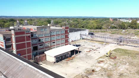 Antenne-Einer-Großen-Alten-Uhr-An-Der-Fassade-Einer-Alten-Verlassenen-Amerikanischen-Fabrik-In-Der-Nähe-Von-Jeffersonville,-Indiana