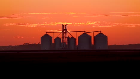 Getreidesilos-Auf-Einer-Großen-Kommerziellen-Farm-In-Der-Abenddämmerung-Im-Mittleren-Westen