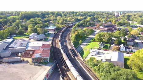 Antena-Sobre-Un-Largo-Tren-De-Carga-De-Vagones-Petroleros-Que-Se-Mueven-Rápido-A-Través-Del-Medio-Oeste-Rural