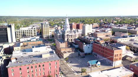 Buena-Antena-Del-Centro-De-Lafayette-Indiana-Y-La-Estatua-De-La-Torre-Del-Palacio-De-Justicia