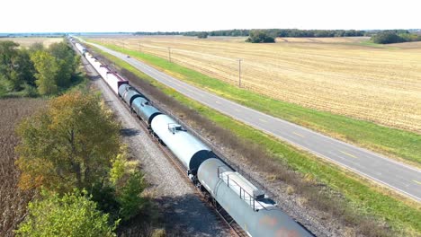 Antena-De-Un-Tren-De-Carga-Que-Pasa-Por-Campos-De-Maíz-En-El-Medio-Oeste