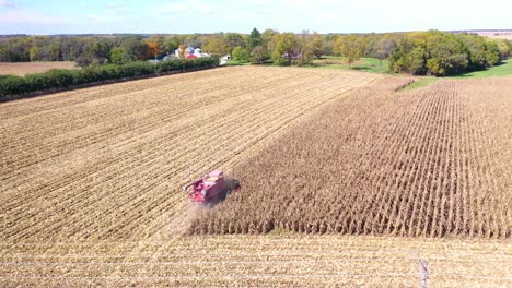 Antenne-Eines-Mähdreschers-Bei-Der-Arbeit-In-Maisfeldern-Auf-Einer-Ländlichen-Farm-Im-Mittleren-Westen