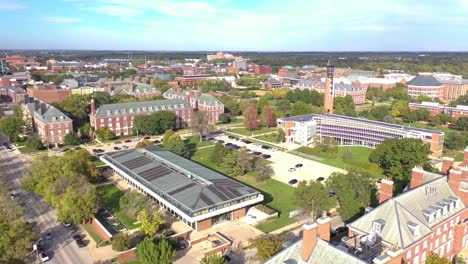 Antenne-über-Dem-College-Campus-Der-University-Of-Illinois-In-Champaign-Urbana,-Illinois