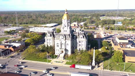 Antena-Sobre-El-Antiguo-Palacio-De-Justicia-En-Terre-Haute,-Indiana