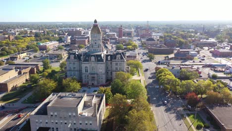 Luftaufnahme-über-Dem-Alten-Gerichtsgebäude-Und-Der-Innenstadt-In-Terre-Haute,-Indiana