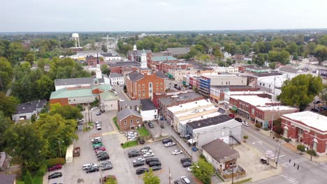 Antena-Sobre-La-Típica-Ciudad-Pequeña-Americana-De-Estados-Unidos,-Versalles,-Kentucky