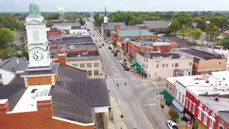 Steigende-Luft-über-Typische-Amerikanische-Usa-kleinstadt,-Versailles,-Kentucky