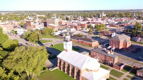 Antenne-über-Der-Kleinen-Stadt-Vincennes,-Indiana