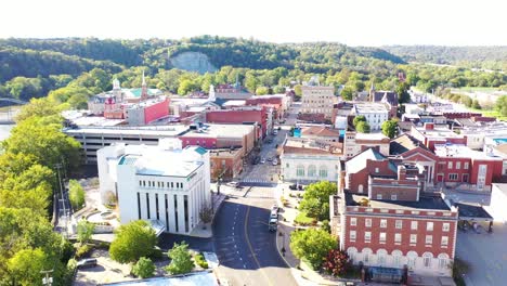 Antena-Sobre-Frankfort,-El-Distrito-Comercial-Del-Centro-De-Kentucky-Sugiere-Una-Pequeña-Ciudad-De-Estados-Unidos