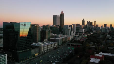 Toma-Aérea-De-Alto-Establecimiento-Del-Horizonte-Del-Centro-De-Atlanta,-Georgia-Al-Atardecer,-Atardecer-O-Noche