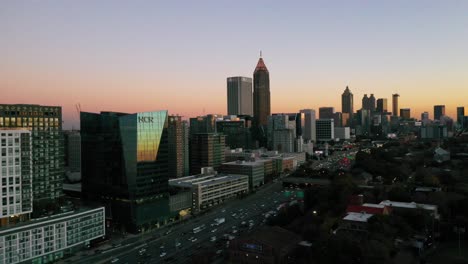 Hoch-Aufstellende-Luftaufnahme-Der-Skyline-Von-Atlanta,-Georgia-In-Der-Dämmerung,-Bei-Sonnenuntergang-Oder-Bei-Nacht