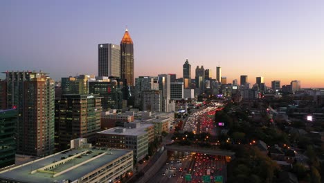 Toma-Aérea-De-Alto-Establecimiento-Del-Horizonte-Del-Centro-De-Atlanta,-Georgia-Al-Atardecer,-Atardecer-O-Noche