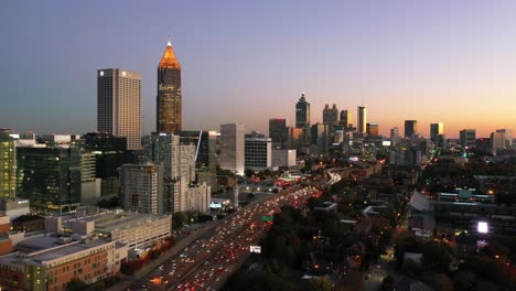 Hoch-Aufstellende-Luftaufnahme-Der-Skyline-Von-Atlanta,-Georgia-In-Der-Dämmerung,-Bei-Sonnenuntergang-Oder-Bei-Nacht