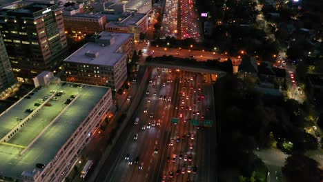 Toma-Aérea-Inclinada-De-Atlanta,-Georgia-Freeway-Y-El-Centro-De-La-Ciudad-Al-Anochecer,-Atardecer-O-Noche