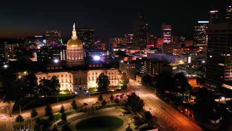 Antena-Nocturna-Del-Edificio-Del-Capitolio-Del-Estado-De-Atlanta-En-Atlanta,-Georgia