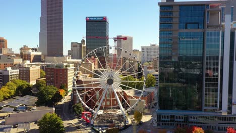 La-Antena-De-La-Rueda-De-La-Fortuna-Revela-El-Parque-Olímpico-En-El-Centro-De-Atlanta,-Georgia-Y-El-Horizonte-De-La-Ciudad