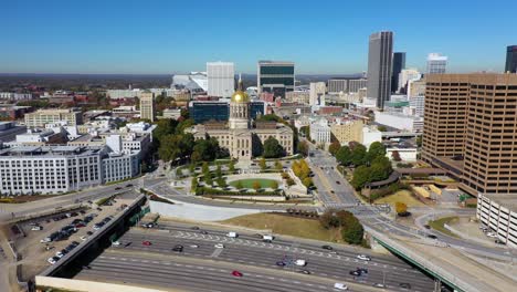 Buena-Antena-Del-Edificio-Del-Capitolio-Del-Estado-De-Atlanta-En-Atlanta,-Georgia-Con-Fondo-De-Horizonte