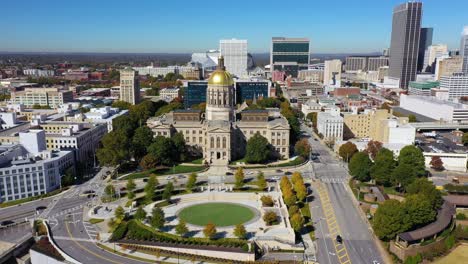 Buena-Antena-Del-Edificio-Del-Capitolio-Del-Estado-De-Atlanta-En-Atlanta,-Georgia-Con-Fondo-De-Horizonte