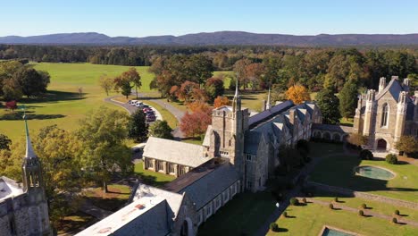 Hermosa-Toma-Aérea-De-Establecimiento-De-Berry-College-En-Roma,-Georgia,-Un-Campus-Universitario-De-Estilo-Gótico-Clásico-Inglés-O-Británico