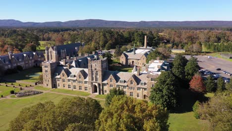 Beautiful-Aerial-Establishing-Shot-Of-Berry-College-In-Rome,-Georgia,-A-Classical-Gothic-English-Or-British-Style-College-Campus