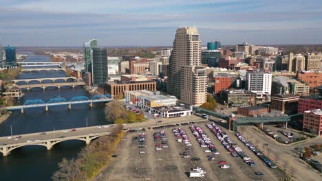 Gute-Luftaufnahme-über-Grand-Rapids,-Die-Innenstadt-Von-Michigan,-Den-Fluss-Und-Die-Skyline-Der-Stadt