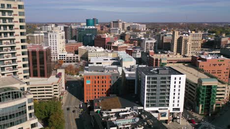 Buena-Antena-Sobre-Grand-Rapids,-Torre-De-Apartamentos-De-Michigan,-Centro-Y-Horizonte-De-La-Ciudad