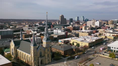 Antena-Más-Allá-De-Una-Iglesia-Con-El-Horizonte-De-Grand-Rapids,-Michigan-En-El-Fondo