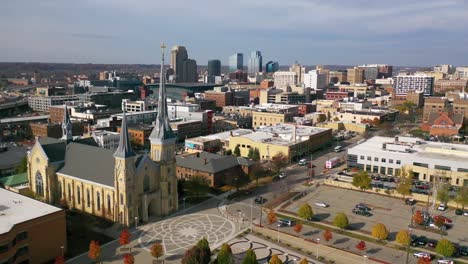 Antenne-Vorbei-An-Einem-Kreuz-Auf-Einer-Kirche-Mit-Der-Skyline-Von-Grand-Rapids,-Michigan-Im-Hintergrund-Deutet-Auf-Eine-Religiöse-Gemeinschaft-Hin