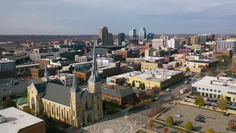 Antena-Más-Allá-De-Una-Cruz-En-Una-Iglesia-Con-El-Horizonte-De-Grand-Rapids,-Michigan-En-El-Fondo-Sugiere-Una-Comunidad-Religiosa