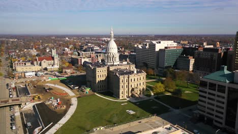 Buena-Antena-Sobre-Lansing,-Michigan,-El-Edificio-Del-Capitolio-Estatal-Y-El-Centro