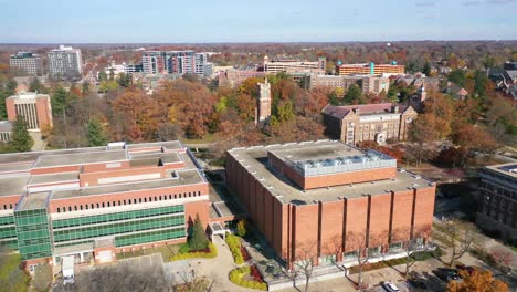 Antena-Sobre-El-Campus-Universitario-De-La-Universidad-Estatal-De-Michigan