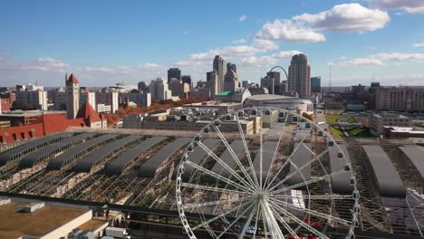 Schöne-Luftaufnahme-über-Der-Innenstadt-Von-St.-Louis-Missouri-Mit-Riesenrad-Im-Vordergrund